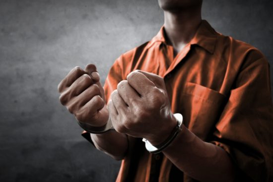 Padre asesina a su hija tras robarle dinero,Father Kills Daughter in India for Allegedly Stealing Money