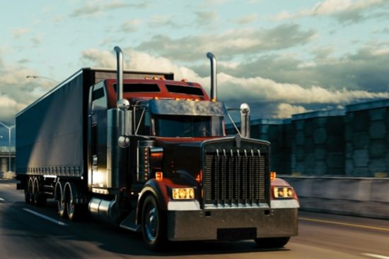 Tráiler arrastra a delincuente en Ecuador