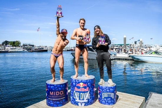 Los ganadores James Lichtenstein de EEUU celebra con Catalin Preda de Rumania y David Colturi de EEUU en el Red Bull Cliff Diving World Series en Boston. (Fotos Red Bull)