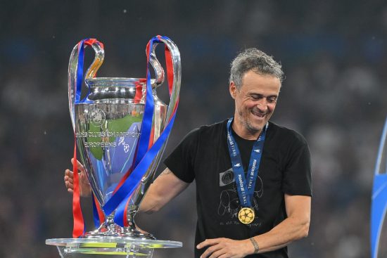 Luis Enrique sufrió un accidente en bicicleta y será operado de una fractura de clavícula, informó el PSG. Se desconoce cuánto tiempo estará fuera.