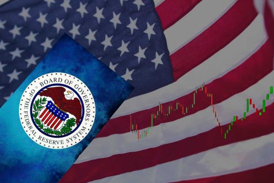 logo de fed en teléfono, mercados futuros suben