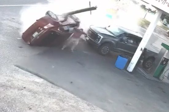 Hombre escapa por segundos de un auto fuera de control