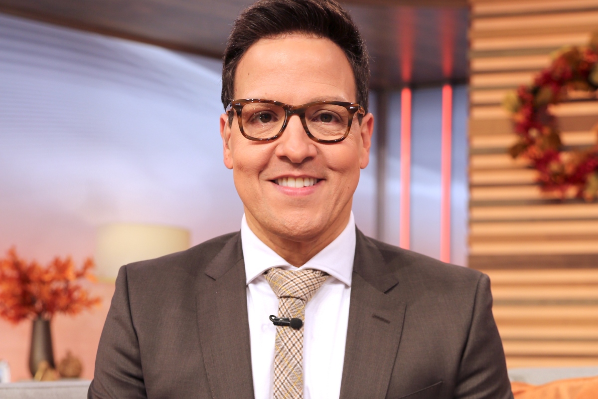 Raúl González sale del clóset, Raúl González Comes Out and Reveals His Father Asked Him to Hide It