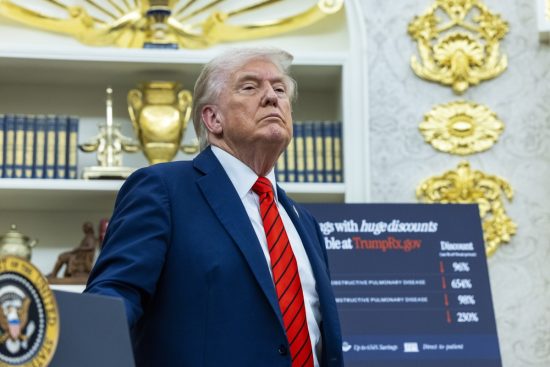 Trump anuncia aranceles del 100 % a China