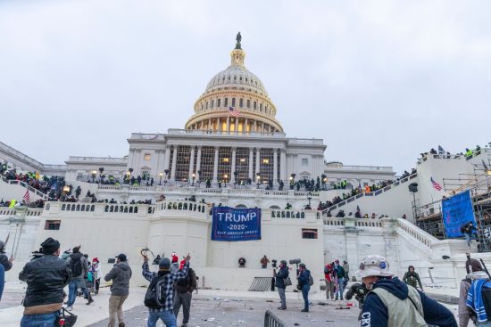 Trump vuelve a difundir acusaciones sin pruebas del FBI