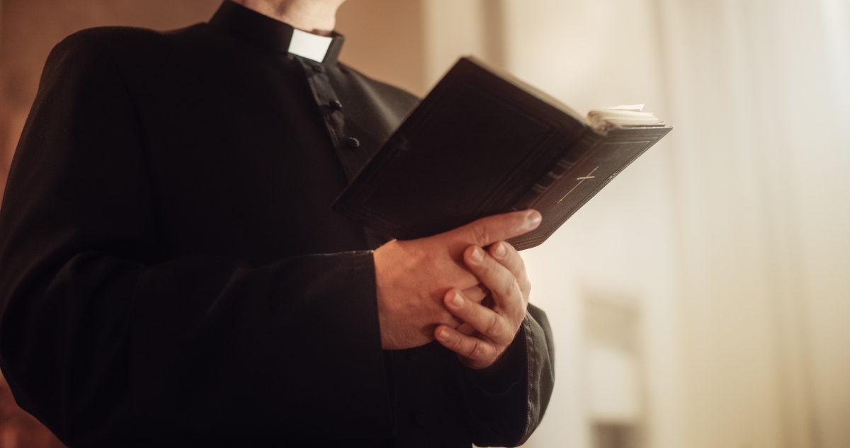 Sacerdote interrumpe misa y alerta a fieles en iglesia, ICE presence at a Chicago church, sparks panic