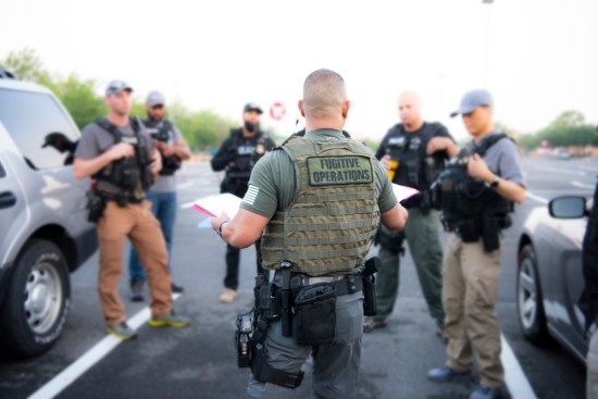 ICE en Minnesota realiza operativo en restaurante de Hibbing, ICE Raid at Minnesota Restaurant Leaves Eight Detained
