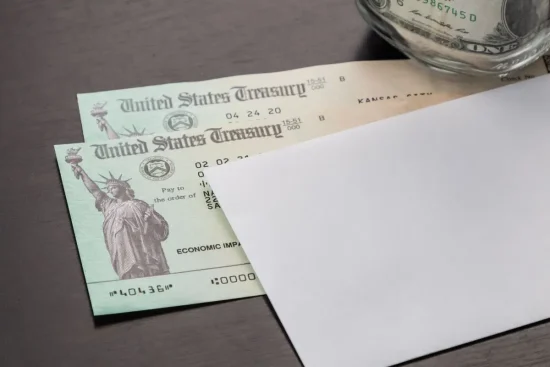 cheques del gobierno, Government checks in November provide key financial support