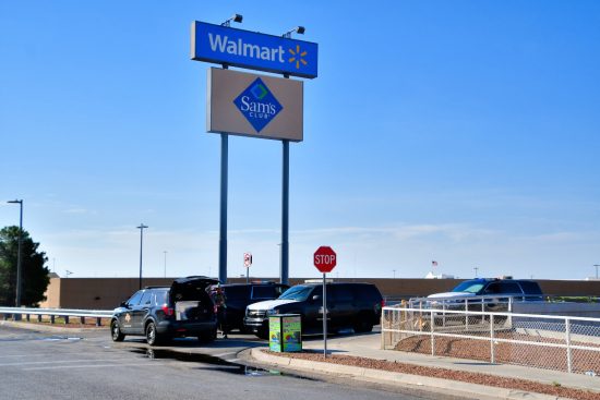 Tiroteo en estacionamiento de Walmart en Dallas deja saldo mortal, Deadly Shooting in Dallas Walmart Parking Lot Leaves Fatalities
