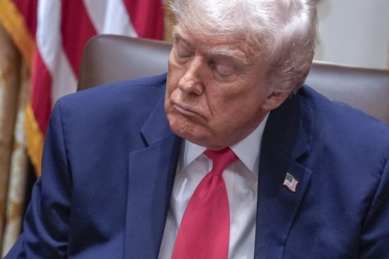 Evidencia visual de Trump dormitando