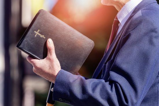 Acusan a pastor de acoso