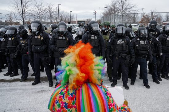 Amenaza directa de ICE frente a su casa, ICE threatens entire family in Maine raid