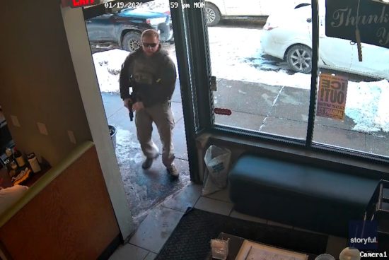 Agente de ICE armado irrumpe en restaurante