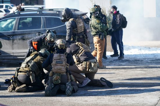 Agentes federales bajo la lupa tras tiroteo en Mineápolis