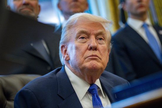 Trump mezcla religión y política en el Desayuno Nacional de Oración