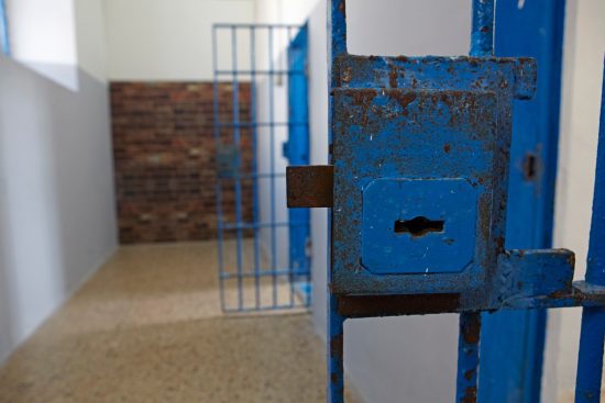 hermanos, detenidos, liberados, escuelas, escolar