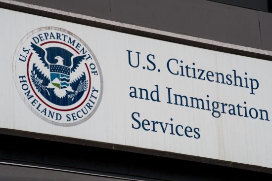 DHS firma acuerdo millonario con Palantir