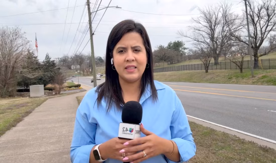 Periodista sigue detenida por ICE pese a orden judicial