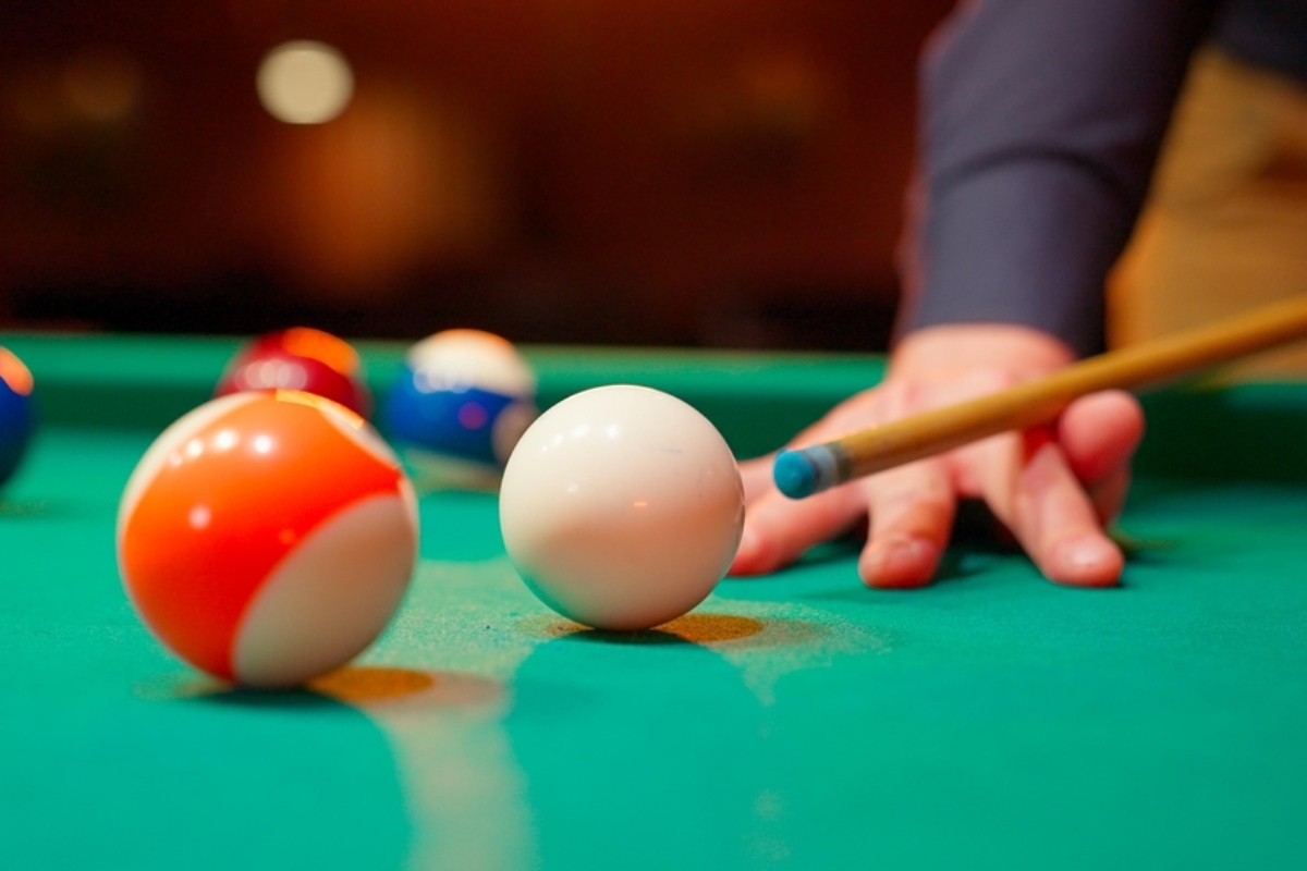 Hispana descubre infidelidad en billar, Billiard Hall Cheating Scandal: Hispanic Woman Storms In and Whips Her Husband in Front of Everyone
