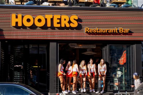 Hooters cierra otro local