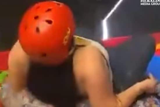 Joven muere, tobogán, Accidente MundoNOW, Extreme Slide Accident in Colombia