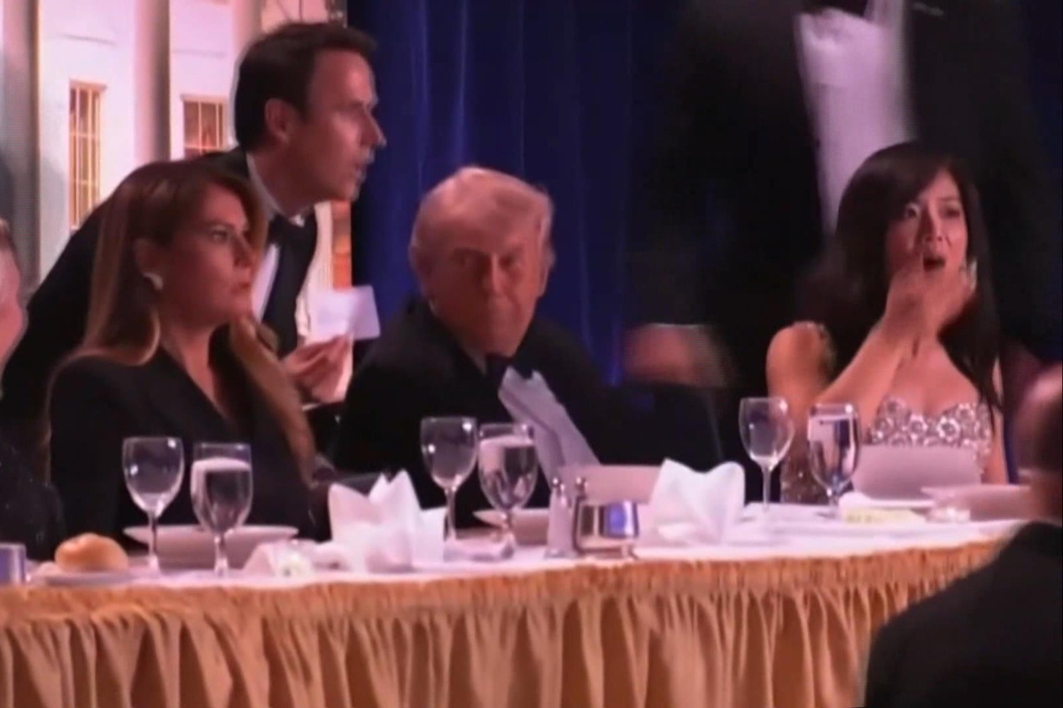 Usuarios en redes no creen que el atentado contra el presidente Trump haya sido real y hablan de un posible montaje