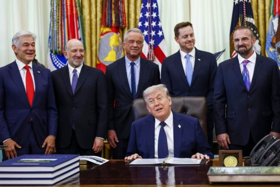 Trump firma acuerdo con Regeneron