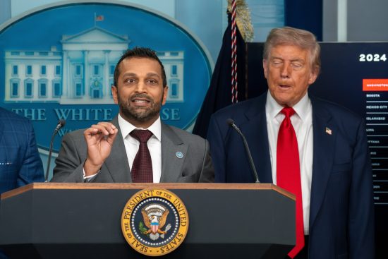 director, FBI, patel, bebiendo, escandalo, acusaciones, demanda, millonaria