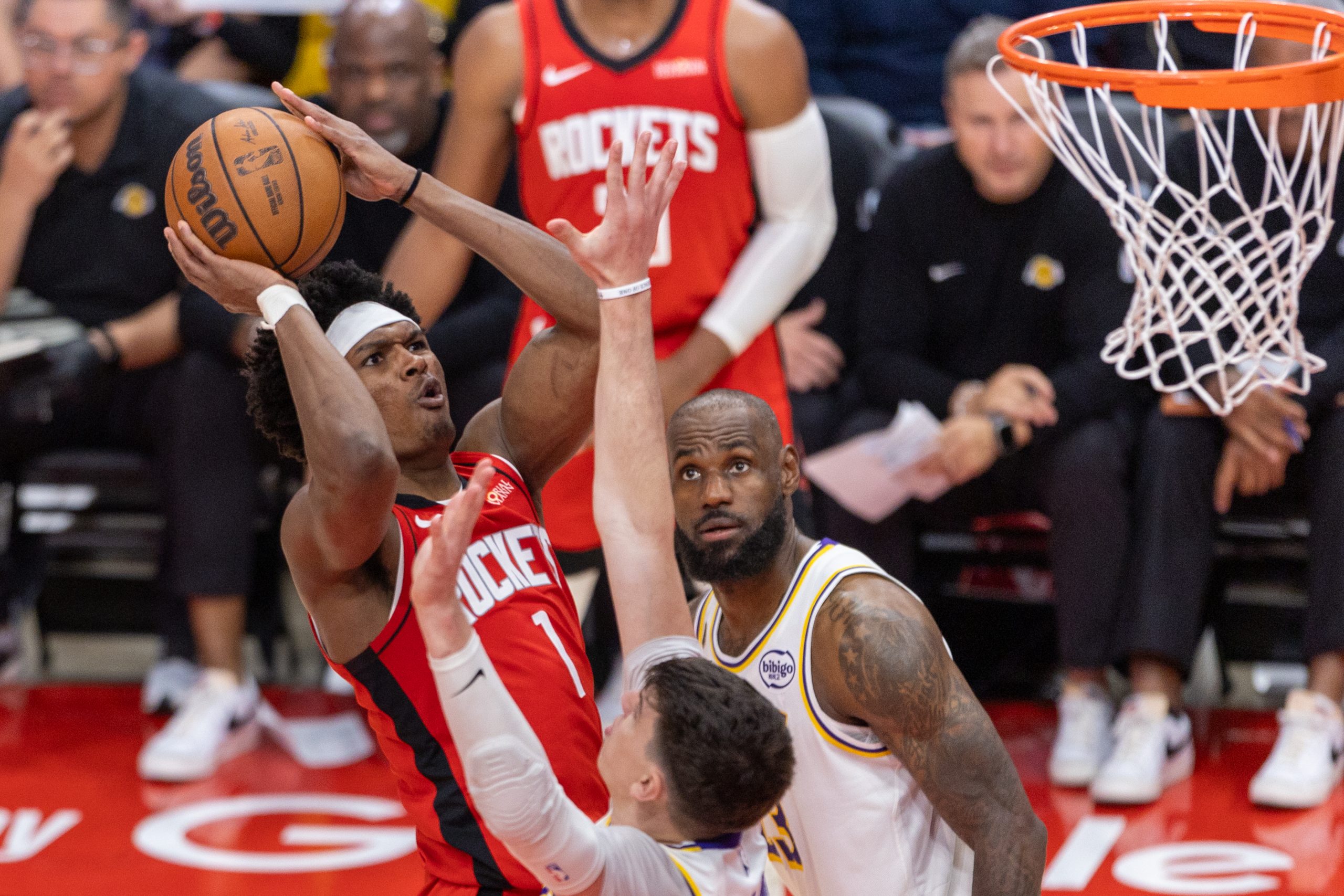 Rockets vencen a Lakers y alargan la serie en los playoffs