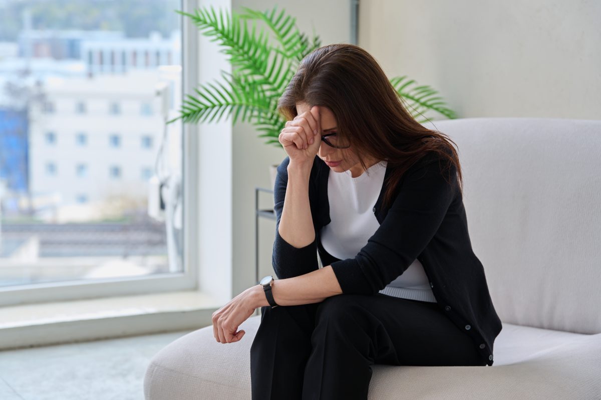 mujer, hormonas, gritos, ayuda, medicina, vitaminas