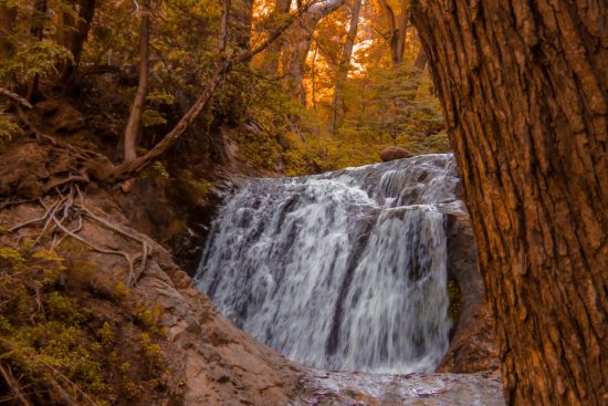 Mujer lanza a su pareja y amante por una cascada