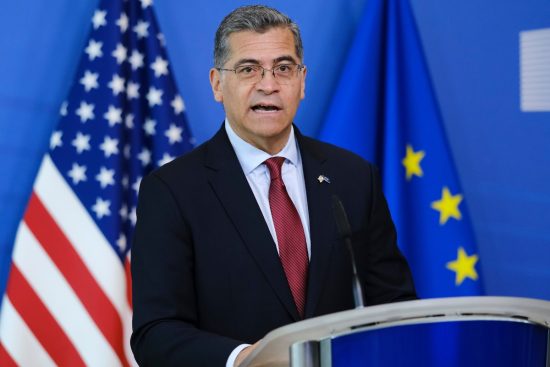 California impulsa a Xavier Becerra en encuestas