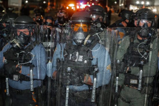 Delaney Hall enfrenta nuevas protestas por situación de migrantes