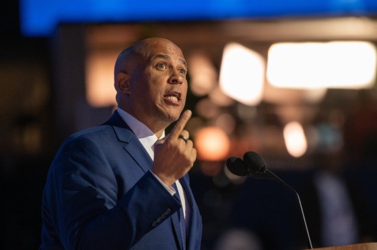 Cory Booker exige renovación generacional