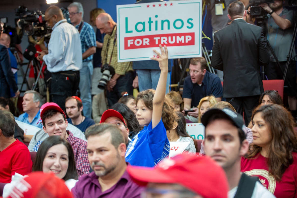 Apoyo hispano a Trump cae tras guiño a 2028