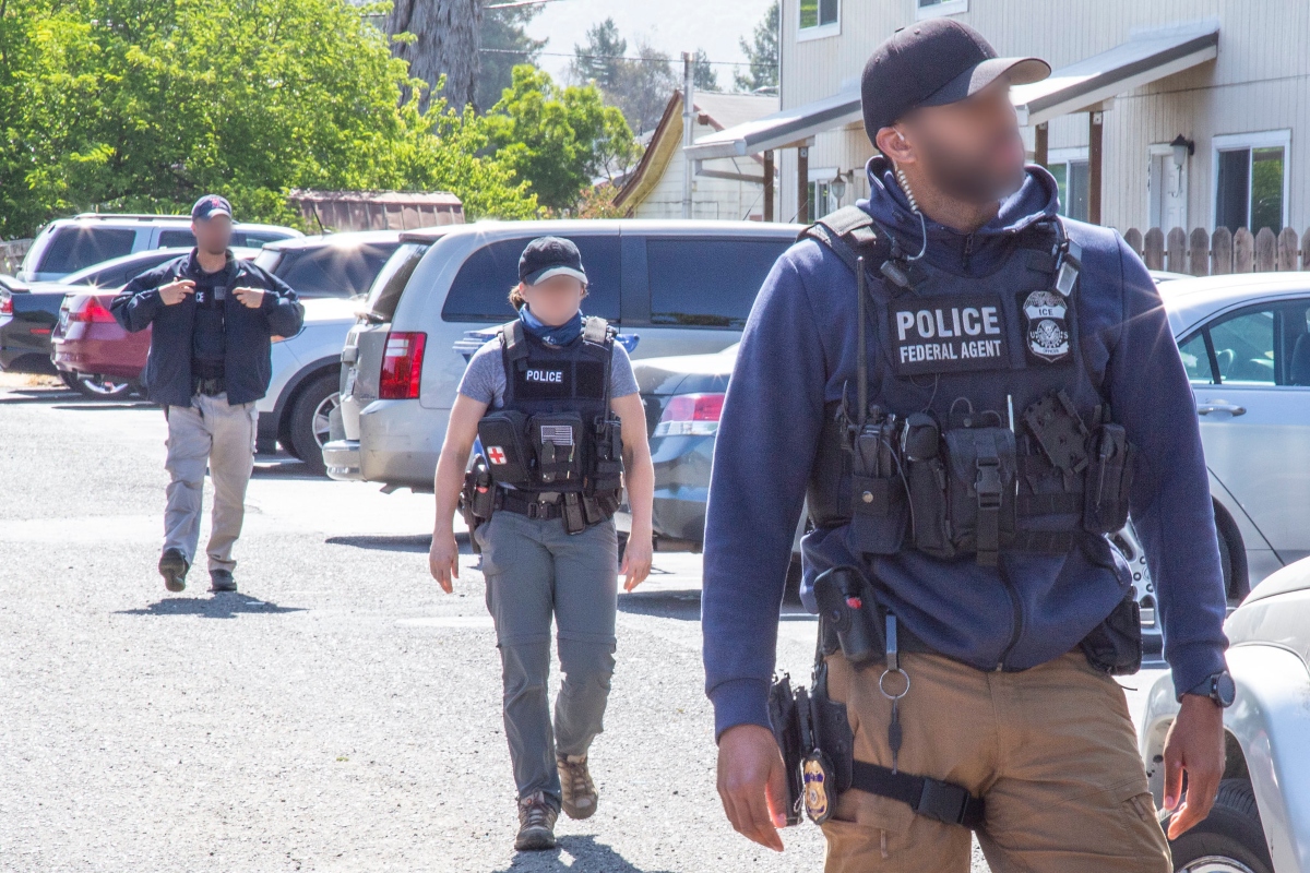 Presuntos agentes de ICE llegan armados al bufete