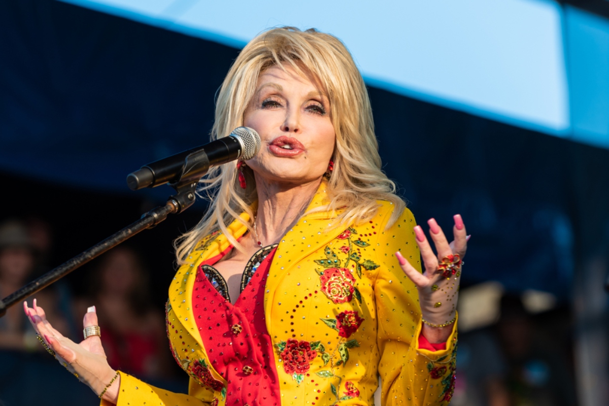 Trump Declares Mourning for Dolly Parton