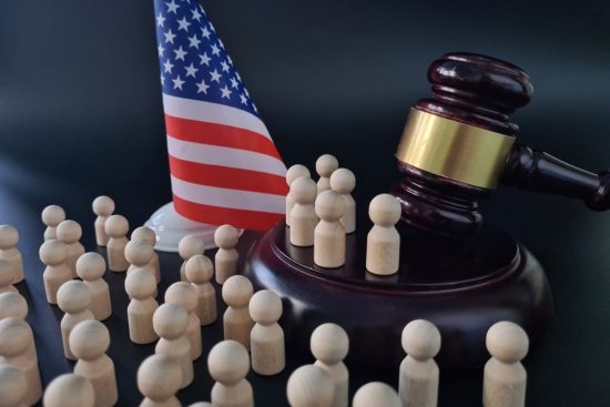 Niños migrantes solos en los tribunales