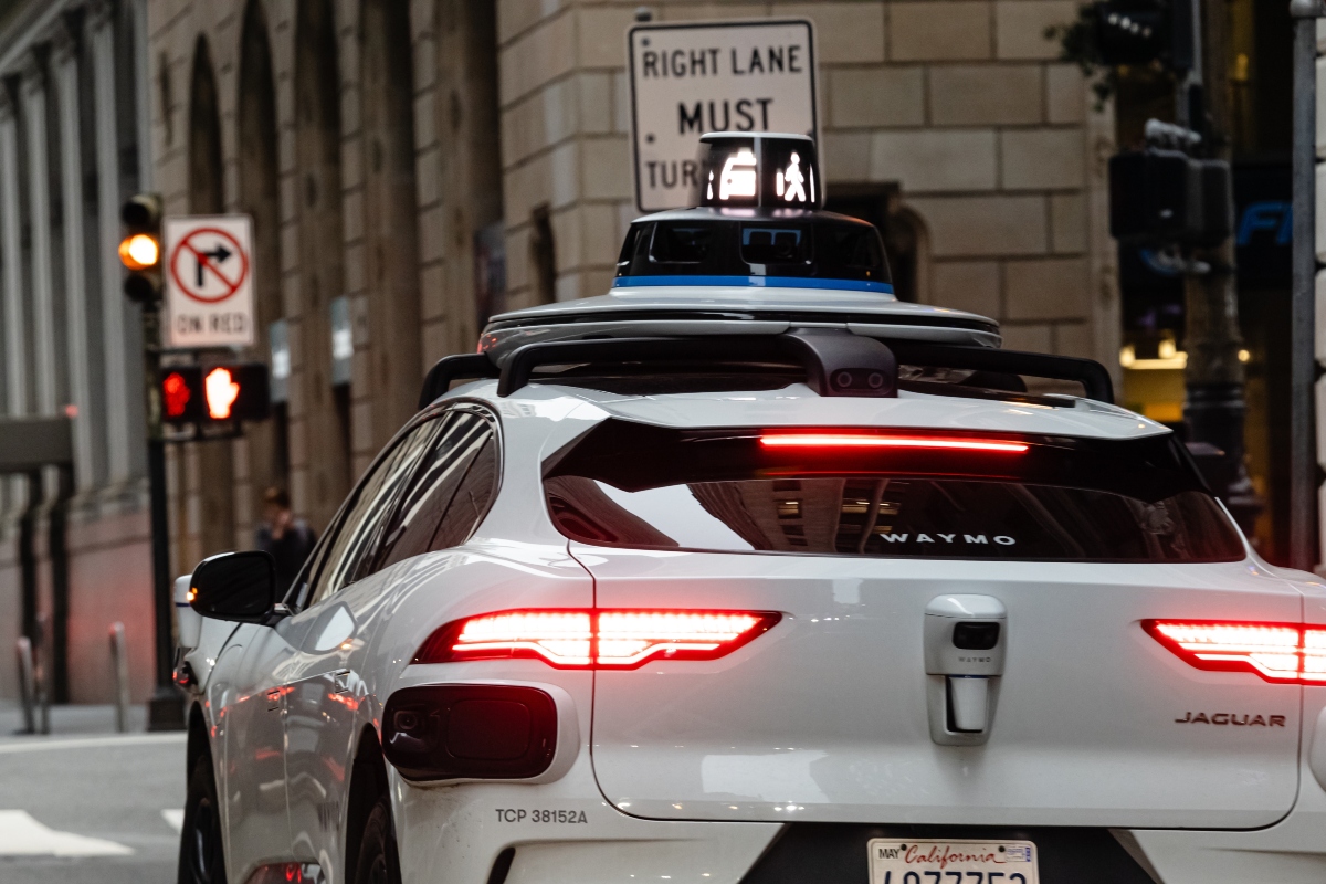 Menores arrestados en Waymo: hallan rifle clandestino